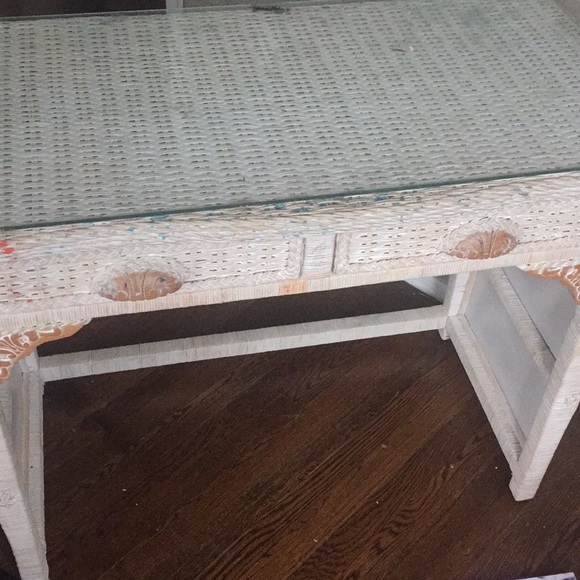 I’m selling a wicker vanity/deskand vanity chair